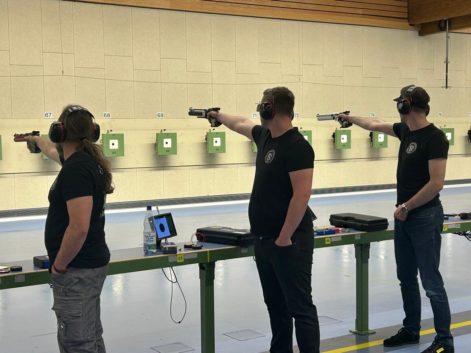 Schützen beim Training mit der Luftpistole im Stand