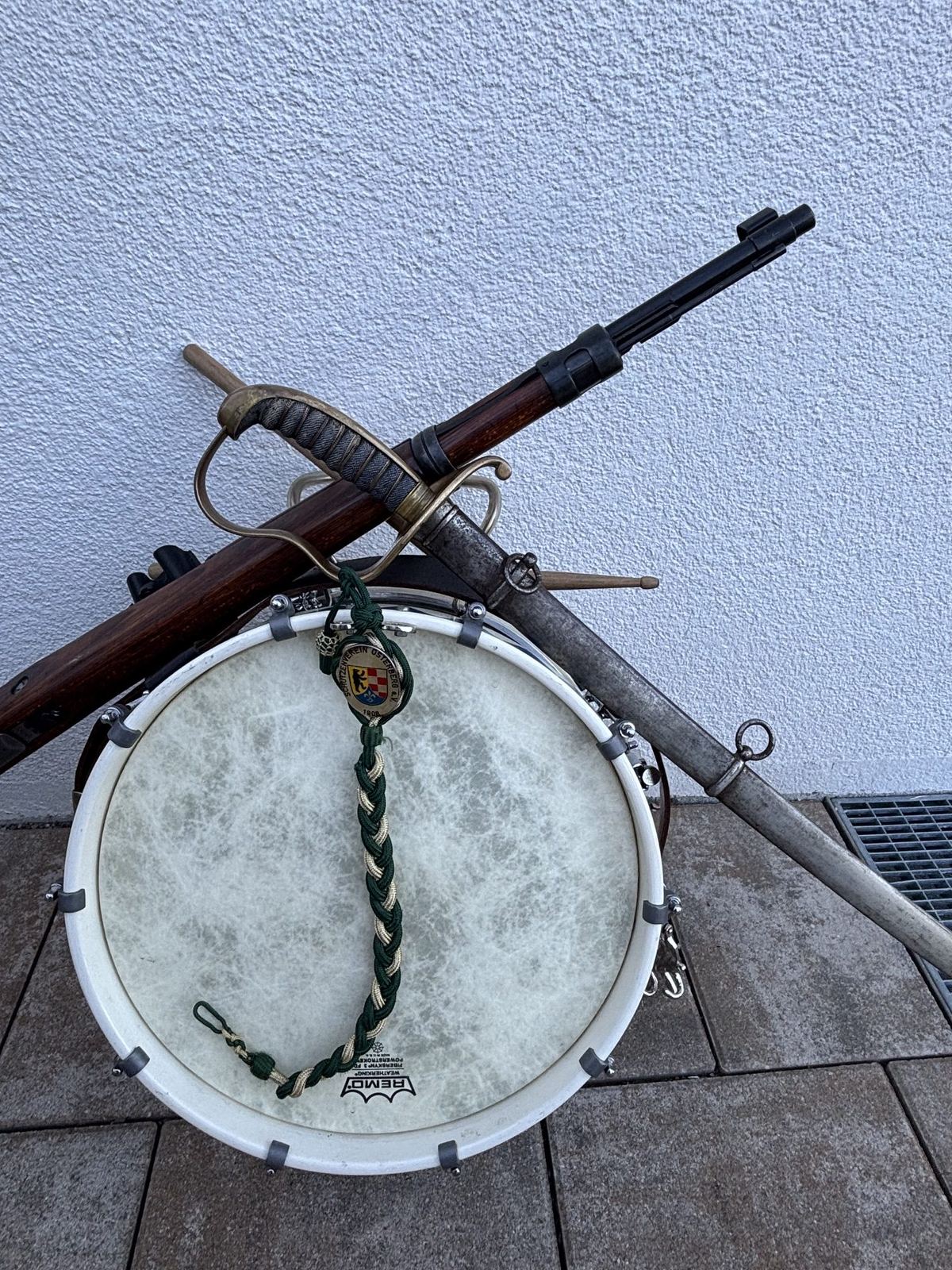 Trommel mit Wappen des Schützenverein Osterberg, Säbel und Gewehr